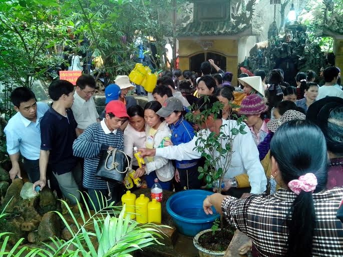 Đầu năm kéo nhau đi xin nước - 4 Vì thế cứ vào đầu năm, hàng vạn người lại kéo nhau về đây xin bằng được thứ nước thiêng này