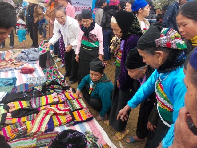 Các gian hàng được xuất hiện trong lễ hội mà sản phẩm là do người dân tự tay làm nên 