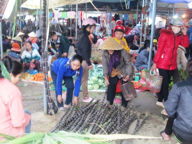 Tất cả người mua, kẻ bán đều vội vã cho ngày cuối cùng của năm