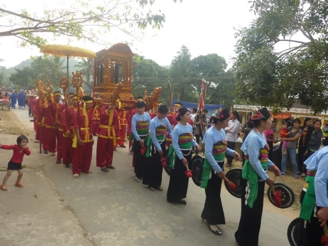 Bắt đầu lễ hội là rước kiệu vào đền thần cá