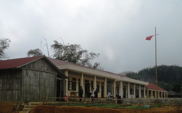 Ngôi trường phổ thông Cao Sơn nằm sau những dãy núi cao chọc trời.