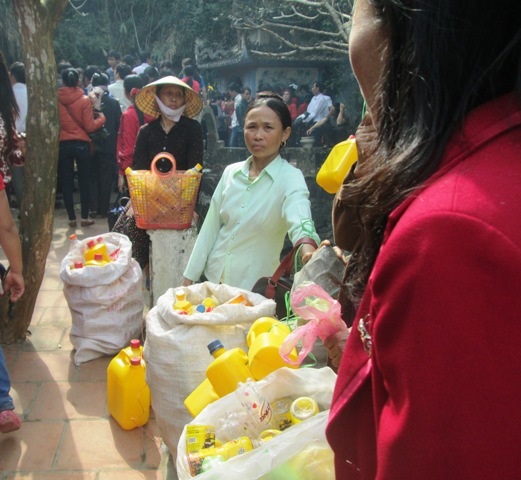 Tại những nơi như Am Tiên hay Phủ Na, dịch vụ bán can, chai, lọ đựng nước cũng vô cùng đắt khách