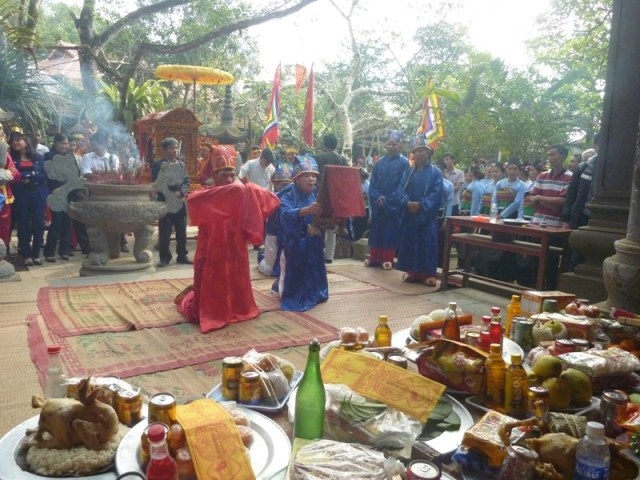 Việc làm lễ được các cụ cao niên trong làng thực hiện