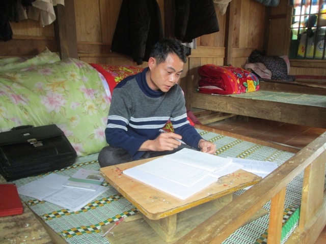 Không có điện, ban ngày các thầy phải tranh thủ soạn giáo án sau những giờ lên lớp.