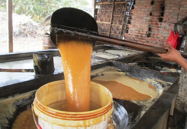 Khi thấy mật đặc sền sệt và có màu vàng đỏ là lúc sản phẩm mật đã được hoàn thành