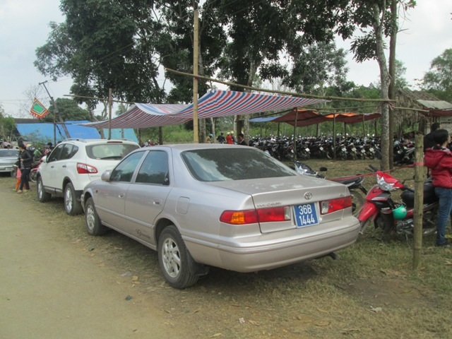 Đậu nghênh ngang trên đường dẫn vào cổng phủ