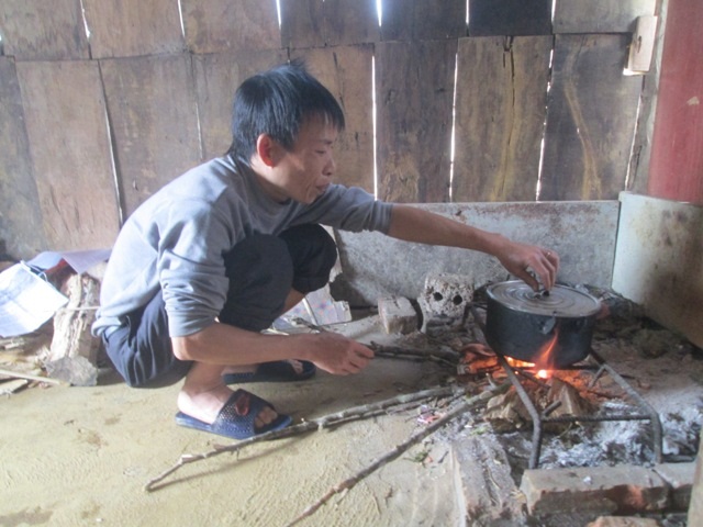 Các thầy phân công nhau để chuẩn bị bữa ăn.