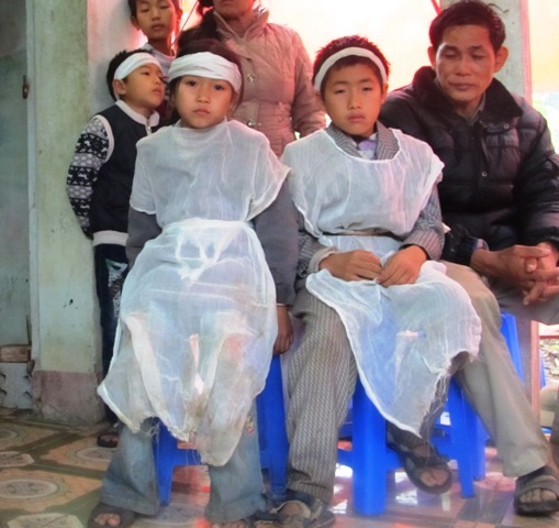 Ánh mắt thất thần của những đứa con thơ  khiến ai chứng kiến cũng đau lòng