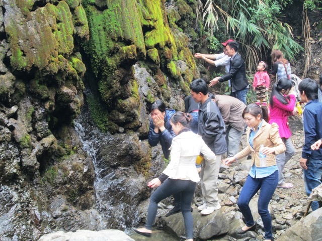 Du khách xin nước thánh tại Phủ Na 