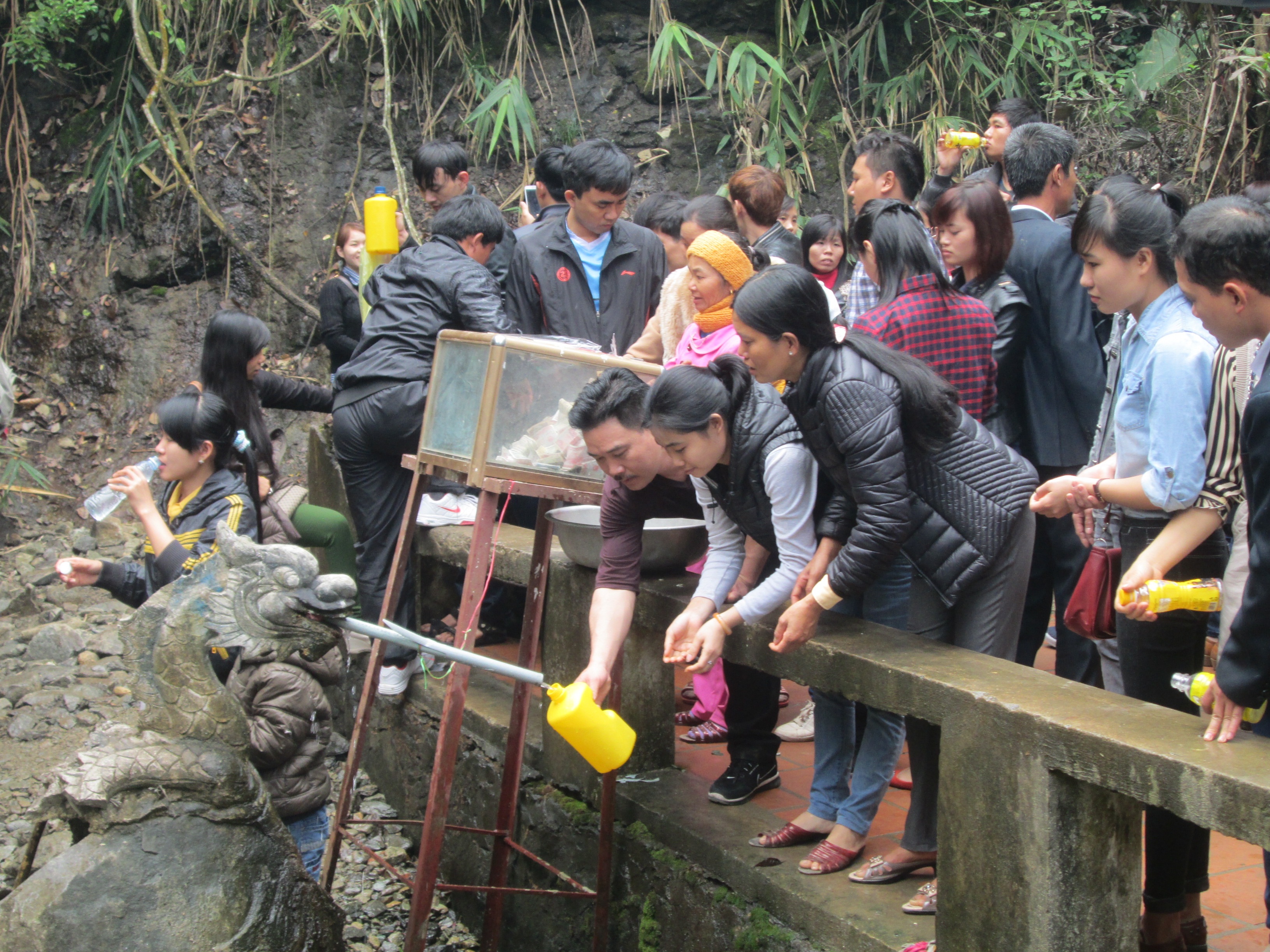 Du khách xin nước thánh tại Phủ Na 