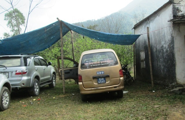 Đậu nghênh ngang trên đường dẫn vào cổng phủ