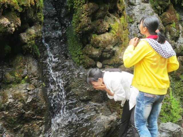 Có người còn rửa mặt, uống ngay tại chân núi nơi có nguồn nước chảy xuống