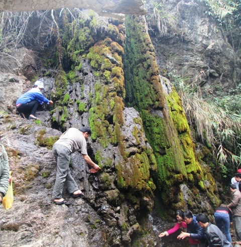 Nhiều thanh niên còn trèo lên cao để xin được nguồn nước tinh khiết