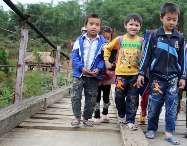 “Ác mộng” cầu treo! - 6 Mỗi ngày có hàng chục học sinh phải đi qua cây cầu này