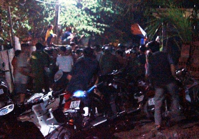 Cảnh bao vây nhà một con nợ ở phường An Hoạch - TP Thanh Hóa lúc nửa đêm vào cuối tháng 10/2013