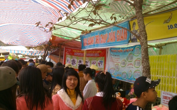 “Bát nháo” cảnh lễ hội đầu năm ở đền Bà Triệu - 1 Đỏ đen trá hình tràn lan hai bên đường dẫn vào đền