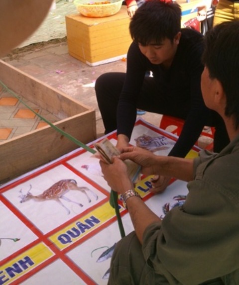 “Bát nháo” cảnh lễ hội đầu năm ở đền Bà Triệu - 3 Đỏ đen trá hình tràn lan hai bên đường dẫn vào đền