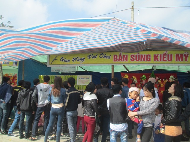 “Bát nháo” cảnh lễ hội đầu năm ở đền Bà Triệu - 4 Đỏ đen trá hình tràn lan hai bên đường dẫn vào đền