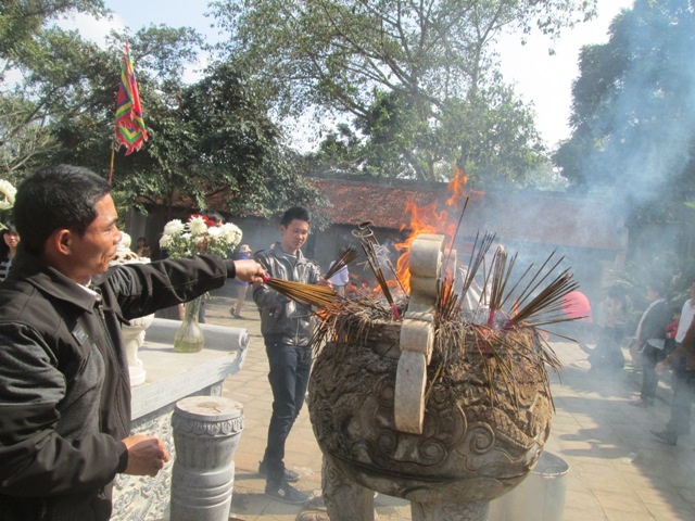 “Bát nháo” cảnh lễ hội đầu năm ở đền Bà Triệu - 7 Hương thắp tràn lan