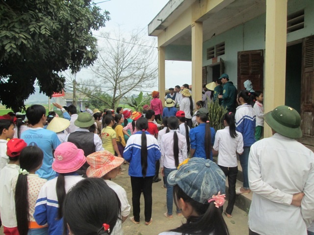 Dân bao vây trụ sở xã đòi công an trả người