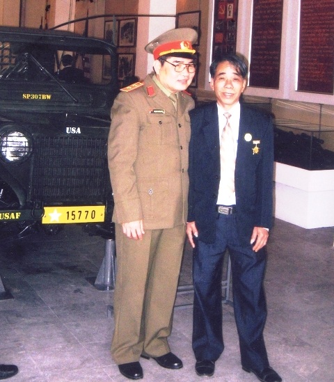 Ông Vân (bên phải) và trung tướng Phạm Xuân Thệ