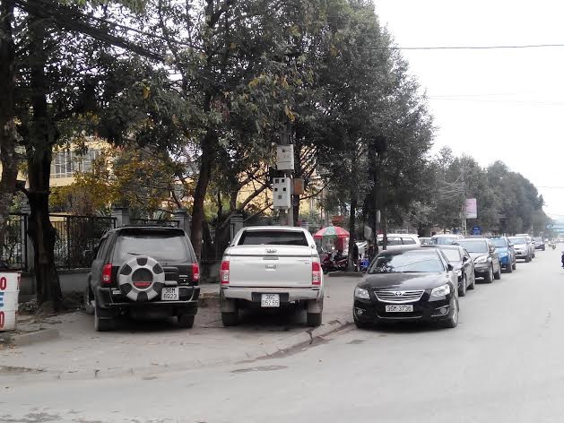 Xe con ngang nhiên đậu tràn lan vỉa hè, lòng đường - 1 Xe ô tô con dựng tràn lan khắp vỉa hè, lòng đường trên một số trục đường TP Thanh Hóa