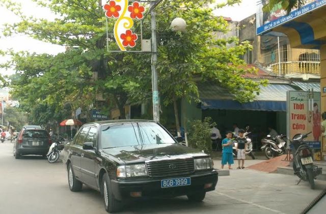 Xe con ngang nhiên đậu tràn lan vỉa hè, lòng đường - 5 Những chiếc xe biển số xanh cũng đậu đỗ sai quy định