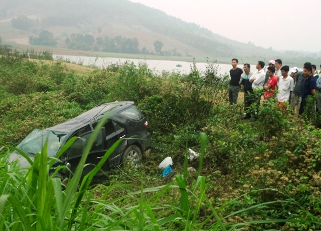 Chiếc xe ô tô 7 chỗ lao xuống rìa vực