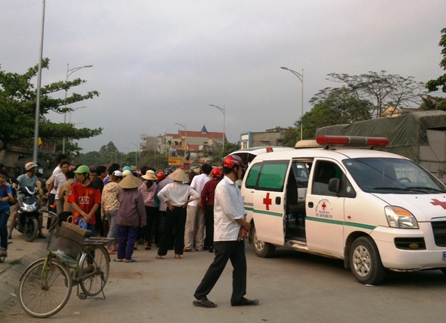 Tự ngã ra đường, bị xe con lao tới đè chết - 1 Hiện trường vụ tai nạn
