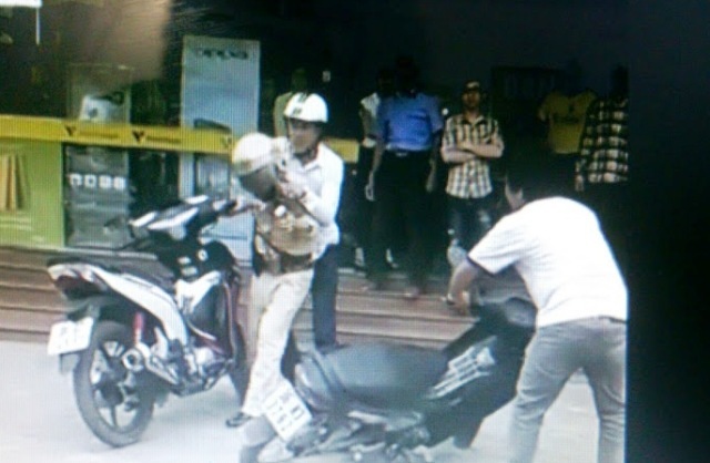 Chiến sĩ CSGT bị đánh trước sự thơ ơ của nhiều người