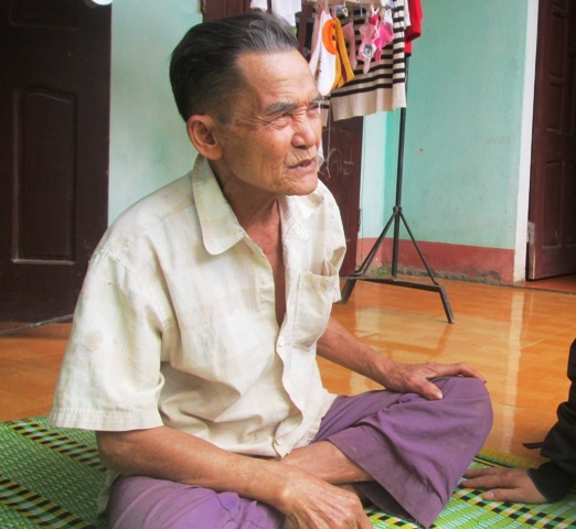 Cụ Tại rưng rưng khi hồi tưởng lại ký ức về cây Gạo