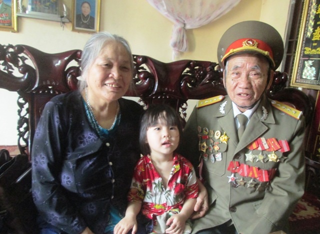 Người lính già năm xưa sống vui vẻ bên vợ và con cháu