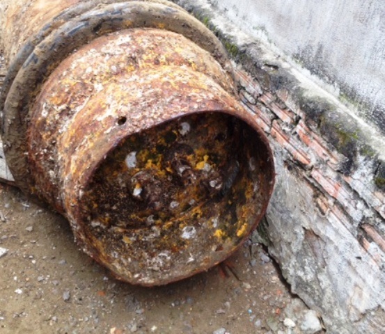 Hai đầu vật thể lạ bịt kín nhưng vẫn bốc ra mùi khí khó chịu