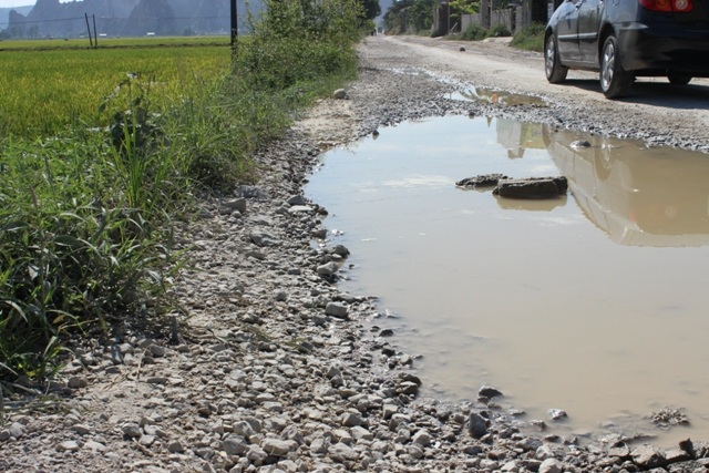 Đoạn đường dài hơn 5km không khó để bắt gặp những ổ gà, sình lầy như thế này