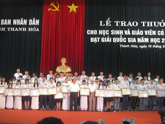 Lãnh đạo tỉnh Thanh Hóa trao bằng khen cho học sinh đạt giải quốc gia