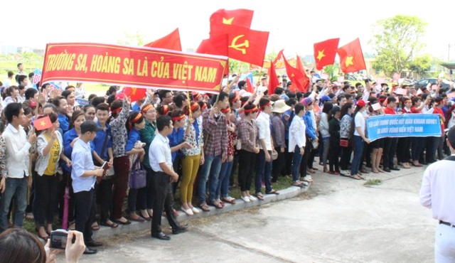 Hơn một nghìn học sinh, sinh viên, thanh thiếu niên mít tinh phản đối Trung Quốc