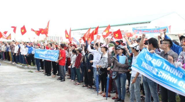 Hơn một nghìn học sinh, sinh viên, thanh thiếu niên mít tinh phản đối Trung Quốc