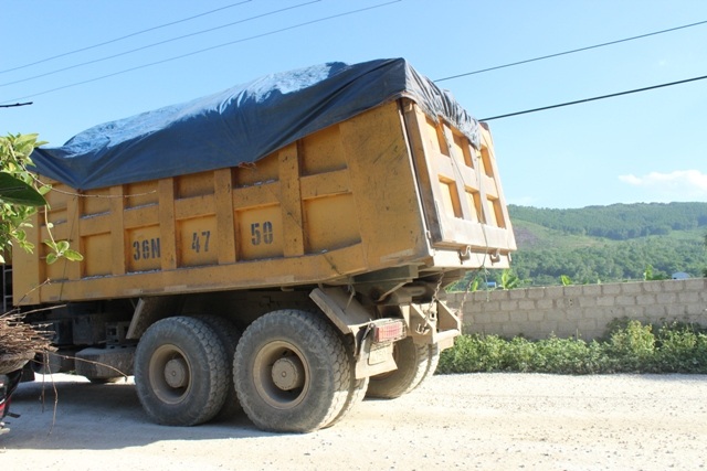 Đường giao thông nông thôn nhưng hầu hết xe vào mỏ đá đều là xe có tải trọng hàng chục tấn