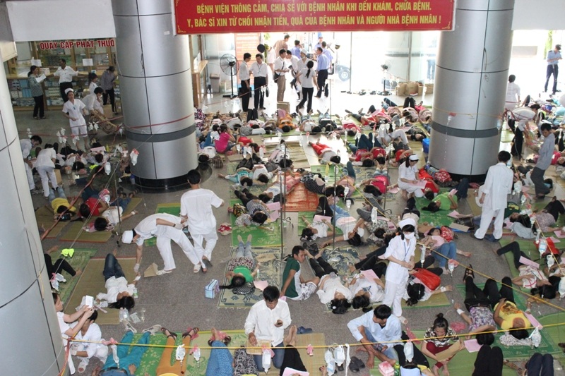 Hàng trăm bệnh nhân nằm la liệt sảnh của BV Đa khoa Hợp Lực