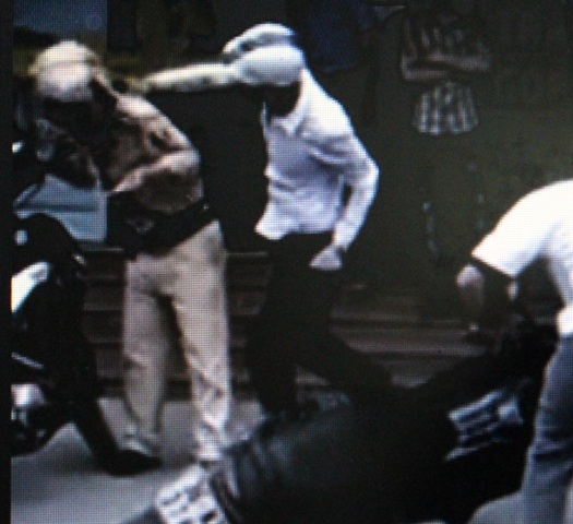 Sau đó đối tượng đã manh động đấm đá và đè chiến sỹ CSGT xuống vỉa hè