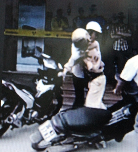 Sau đó đối tượng đã manh động đấm đá và đè chiến sỹ CSGT xuống vỉa hè