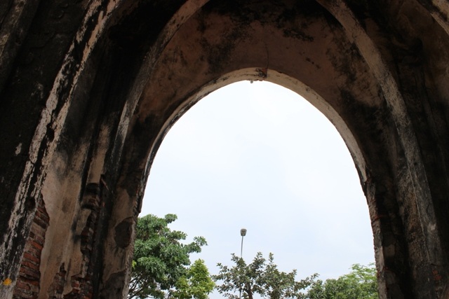 Tồn tại hàng trăm năm, nghênh môn của đền vẫn giữ được nét độc đáo, vững chãi