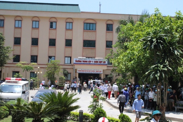 Xe cấp cứu liên tục mang bệnh nhân đến, nhiều người thân bệnh nhân tập trung phía ngoài 