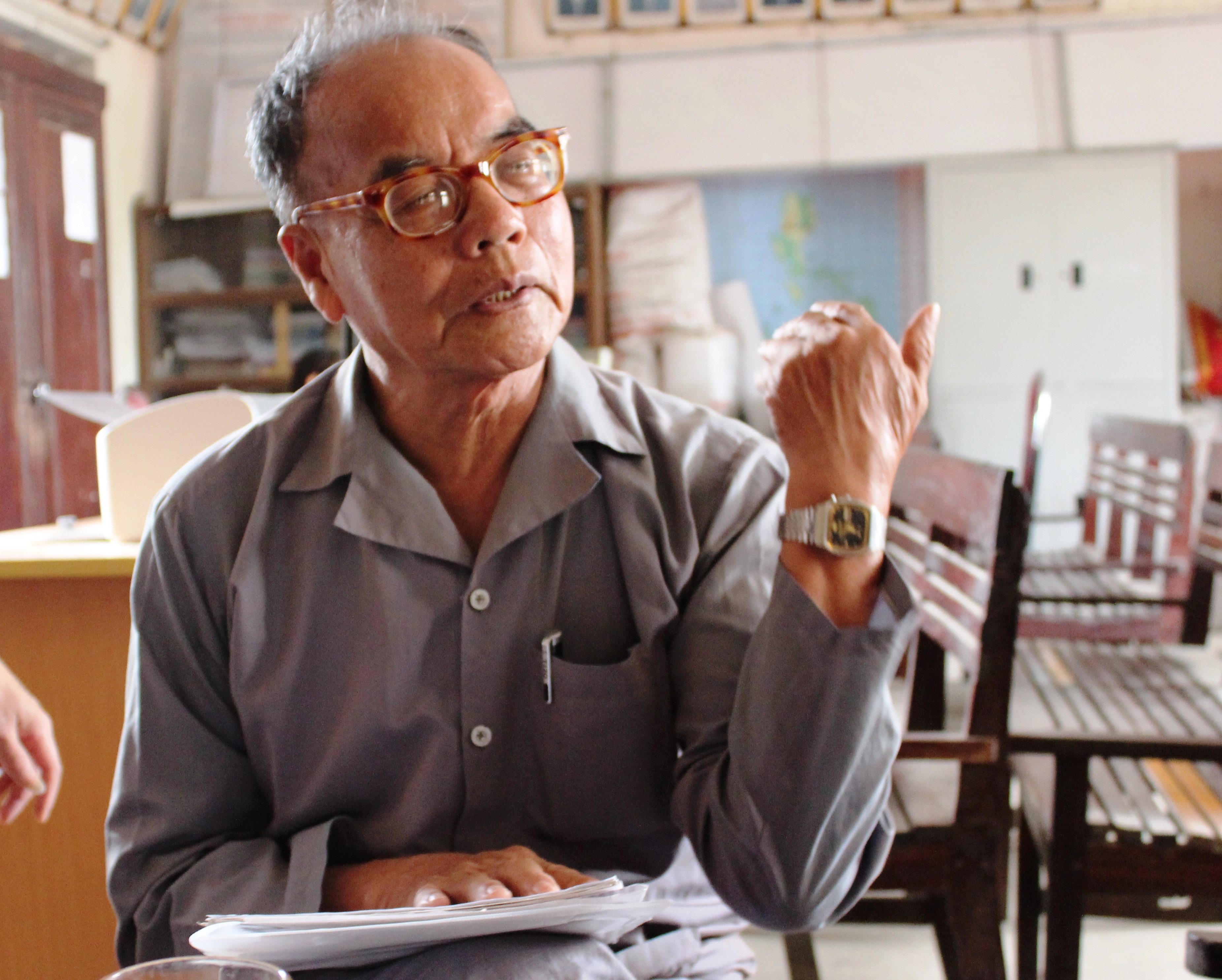 Ông Vũ Ngọc Vân, người làng Hanh Cù kể lại câu chuyện lịch sử xung quanh ngôi đền