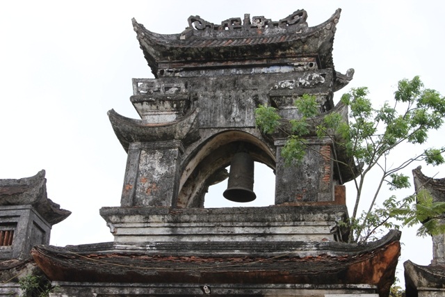 Tồn tại hàng trăm năm, nghênh môn của đền vẫn giữ được nét độc đáo, vững chãi