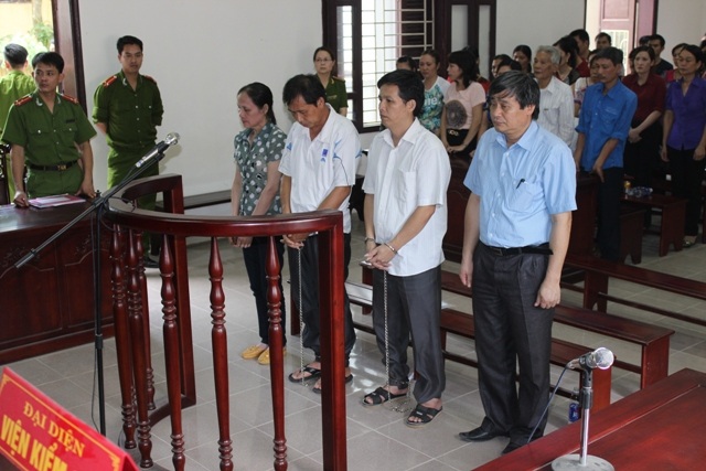 Các bị cáo, Cường, Đông, Nguyên, Luân (từ phải qua) nghe tòa tuyên án