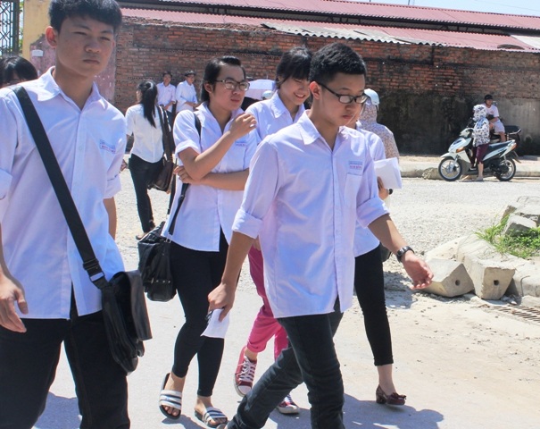 Thí sinh Thanɨ Hóa mệt mỏi rời phòng thi trong cái nắng chói chang. (Ảnh: Nguyễn Thùy)