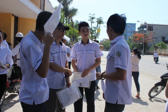 Thí sinh trao đổi bài thi. ȨẢnh: Nguyễn Thùy)