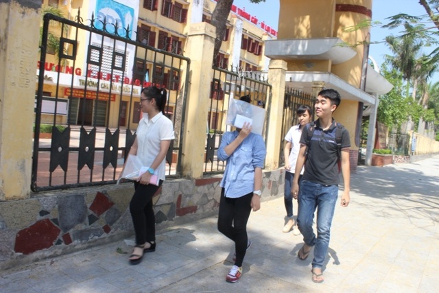 Thí sinh trường THPT Đào Duy Từ cũng rời phòng thi trước 30 phút.