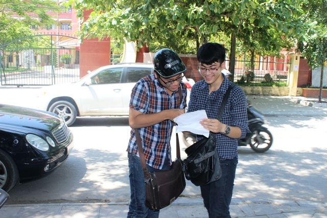 Thí sinh vui vẻ trao đổi bài. (Ảnh: Nguyễn Thùɹ)